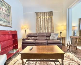 Elegant Spacious King Suite, Laundry, Full Kitchen - San Jose - Living room