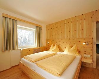 Double room with balcony (east) - Pension-Appartements Bergkristall - Heiligenblut - Habitación