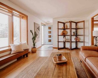 River Retreat, River Retreat, Fenced Backyard, Peaceful - River Falls - Wohnzimmer