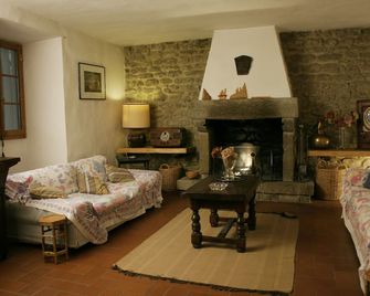 Hamlet in beautiful and unspoiled countryside ideal for groups up to 25 people - Terranuova Bracciolini - Living room