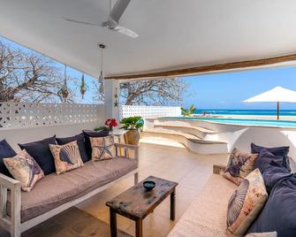 Tequila Sunrise Sky Cabana-Diani Beach - Ukunda - Living room