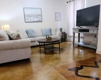 Chateau 10 - Hammond - Living room