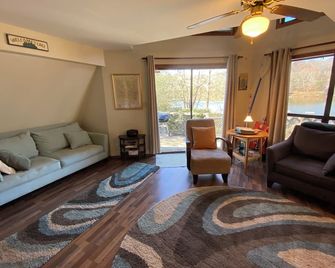 Hardy Lakefront Aframe Cabin + Kayaks - Hardy - Living room