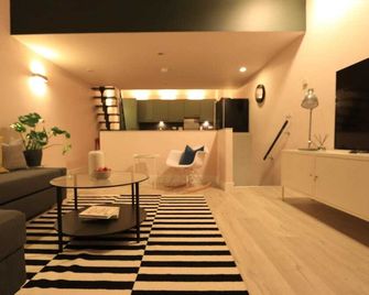 Ecohome on the canal in a historic site near city - Coventry - Living room