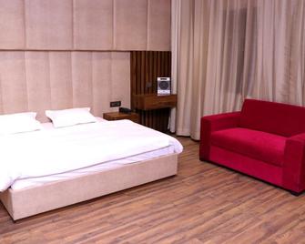 T P Garden & Hotel - Karhal - Habitación