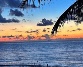 Serenity by the Sea: Stunning Beachfront Studio - Lauderdale-by-the-Sea