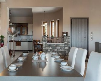 Amara Haven - Aígio - Eetruimte