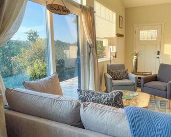 Hale Nalu ' House of the Waves ': 2-bedroom ocean view cottage in Yachats - Yachats - Sala de estar