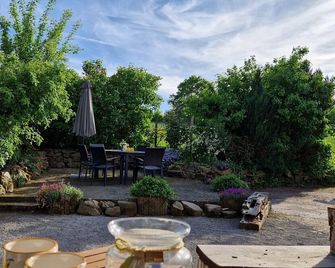 The 'Alte Försterei 'Feel-good place in nature, secluded location with sauna barrel and fireplace - Extertal - Innenhof