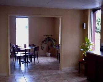 Town and Country Inn - Rogers - Comedor
