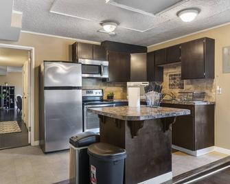 Tasteful 3bedroom place in a serene neighborhood - Vancouver - Kitchen