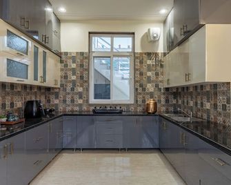 Alaya Stays Raga 2bhk Farmstay - Sohna - Kitchen