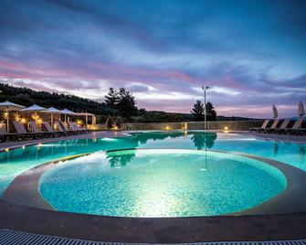 Baywatch Hotel - Chrani - Piscina