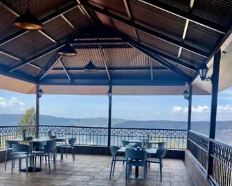Jumbo Serene - Panchgani - Balcón