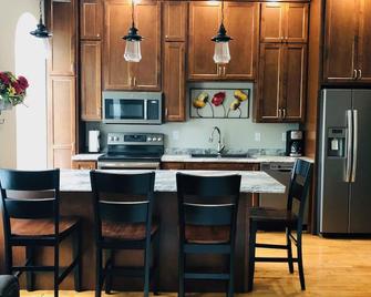 Mona K's-Little Green Rental - Green Lake - Kitchen