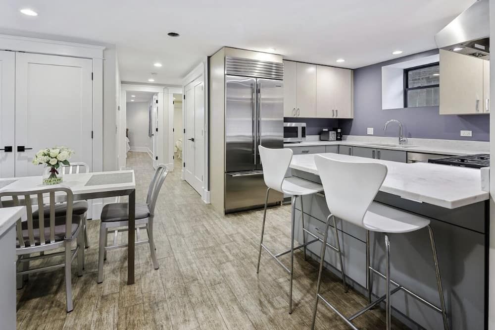 Lovely getaway 2BR 2BA Apartment near Wrigley Field - Chicago - Dining room
