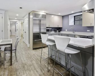 Lovely getaway 2BR 2BA Apartment near Wrigley Field - Chicago - Dining room