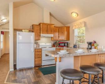 Baby Bear Cabin Summa - West Yellowstone - Kitchen