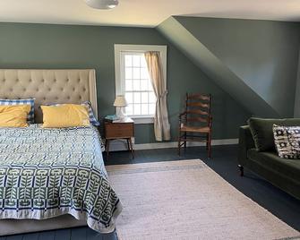Charming, private 2-bedroom cottage on classic New England farm in Washington CT - Washington - Bedroom