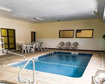 Quality Inn & Suites Lenexa Kansas City - Lenexa - Pool