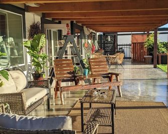 Cozy 2-bedroom, coastal inspired, suite with AC in beautiful Campbell River - Campbell River - Patio