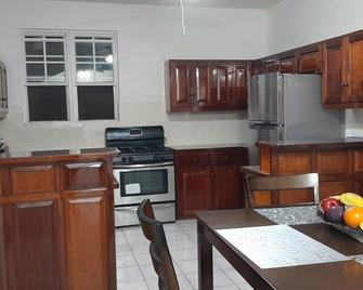 Abigail Diamond Next to Nanny Cay Marina - Road Town - Kitchen