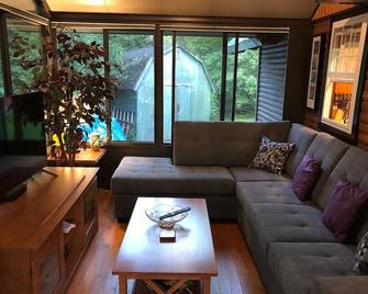 Luxurious rustic wooden chalet on edge of tranquil pond in nature next to beach. - Cap-Pele - Living room
