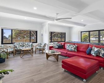 Pandanus on Emerald - Emerald Beach - Living room