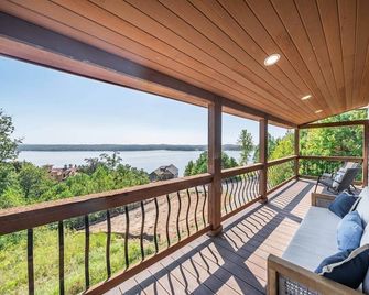 Enjoy stunning Pickwick Lake views and water access from Aqua Vista Pickwick! - Savannah - Balcony