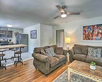 Walk to Oaklawn Racing: Hot Springs Home! - Hot Springs - Living room