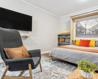 Pet-Friendly Kent Vacation Rental, Walk to Lake! - Kent - Bedroom
