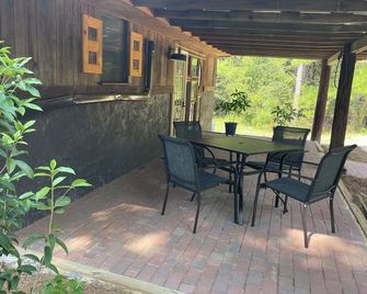 Adorable 2-bedroom 1.5 bath cabin in CONECUH National Forest for your getaway - Andalusia - Innenhof