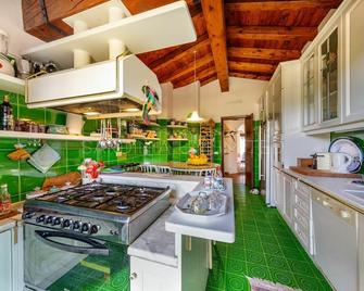 Villa with pool in Puntaldia: Villa Beth - San Teodoro - Kjøkken