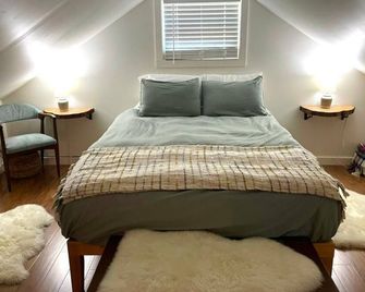 Stream Side cabin surrounded by woods + Fire Pit - Ellenville - Bedroom