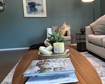 Charming 3-bedroom vacation home just 4 minutes drive to Eiffel Tower - Париж - Вітальня