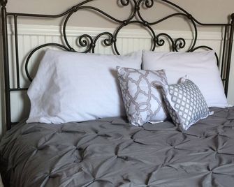 Ash Creek Guesthouse - Downtown Historic Hermann - Hermann - Bedroom