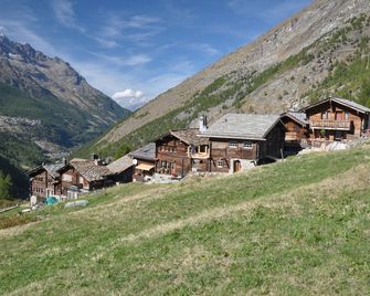 Hotel Kristall-Saphir - Saas-Almagell - Building