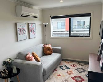 Adorable 1 bedroom Unit in Coombs - Holder - Salon