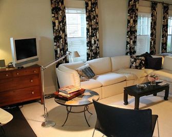 The Guesthouse Perrysburg-East side - Perrysburg - Living room