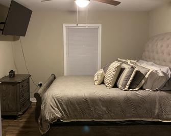 Remodeled home with firepit and only 9 minutes from downtown area! - Sumter - Bedroom