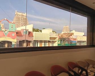 Anantharaa Hotel - Tiruvannāmalai - Балкон