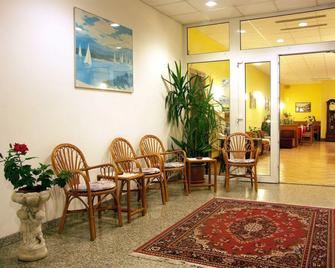 Hotel Villa Clara - Nago–Torbole - לובי