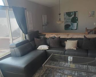 Charming 3-bedroom house in peaceful Goddard with AC, WiFi - Goddard - ห้องนั่งเล่น