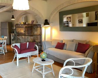 Ornellaia 2 bedroom home with pool, AC and WIFI a Fontanaro Property - Paciano - Sala de estar