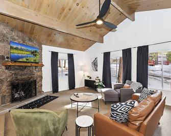 Hot Tub! Cozy 2 Bedroom Mountain/Lake Getaway! - Running Springs - Living room