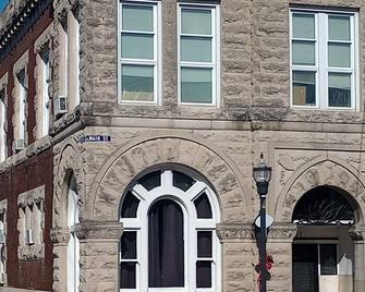 The Vault On Main-1800s Bank with OG Vault - Fairfield - Edificio