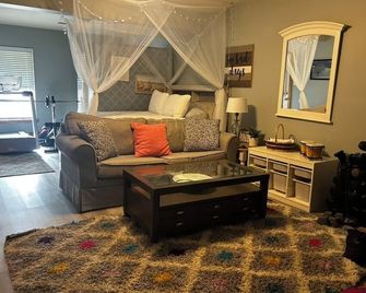 Resort studio apartment with private hot tub, fire pit, gym, and access to pool. - Ellicott City - Sala de estar