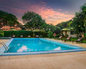 Ramada by Wyndham Katunayake Colombo International Airport - Katunayake - Piscina