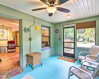 Vibrant Rockledge Home about 2 Mi to Cocoa Village! - Rockledge - Living room