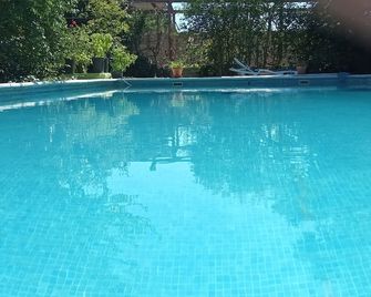 House Rural Tourism very close to Lleida, Swimming pool all year round. Barbecue. - Lérida - Piscina